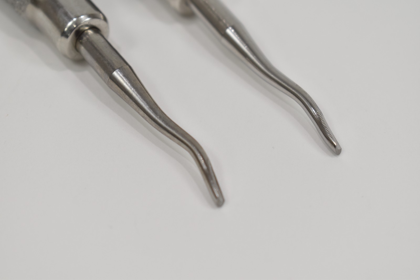 TWO Hu-Friedy Serrated Periodontal Elevators Model E77R 🔷Great Condition